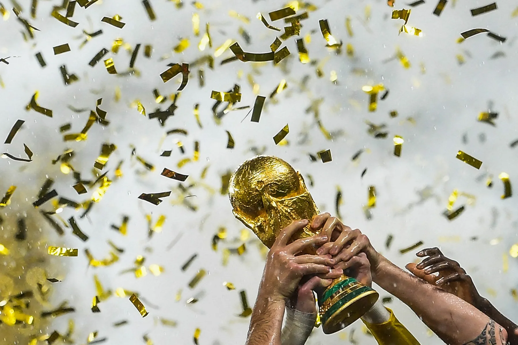 Jogadores da França erguem a taça da Copa do Mundo após a vitória sobre a Croácia na final da Copa do Mundo da Rússia 2018