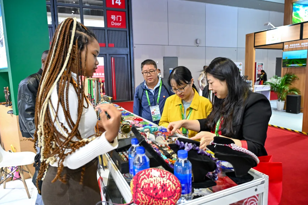 Visitantes observam os produtos em exposição no Pavilhão do Togo durante a sétima Exposição Internacional de Importação da China, em Xangai, no leste da China, em 7 de novembro de 2024.