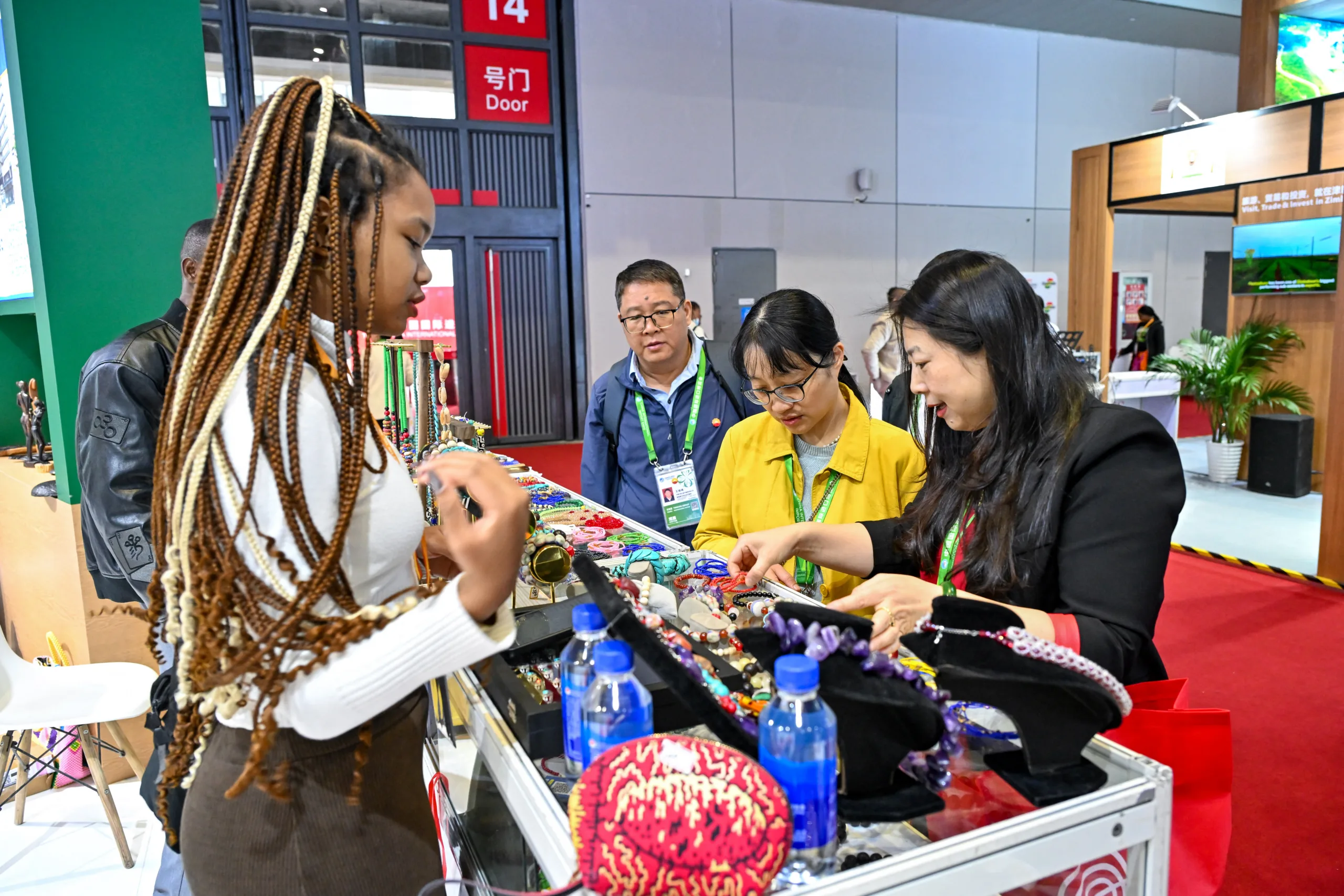 Visitantes observam os produtos em exposição no Pavilhão do Togo durante a sétima Exposição Internacional de Importação da China, em Xangai, no leste da China, em 7 de novembro de 2024.