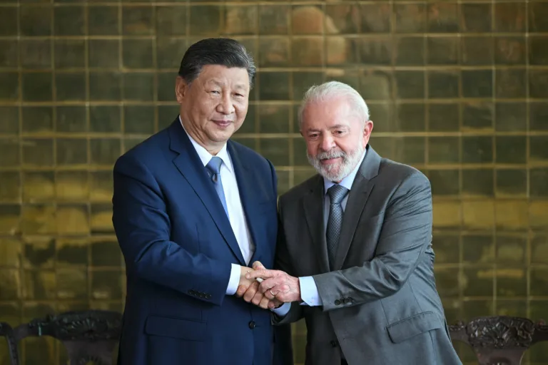 Xi Jinping diz a Lula que China se opõe à interferência externa no Brasil