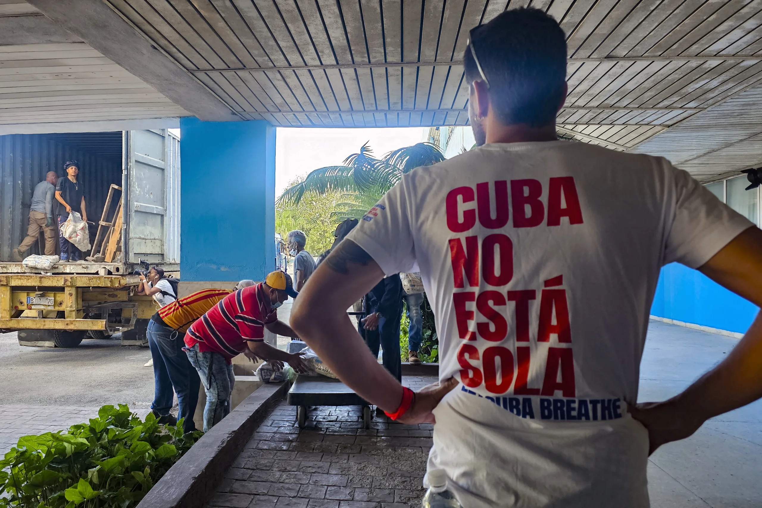 A ajuda trazida pela frota Nuestra América vinda do México é descarregada no Cardiocentro Pediátrico William Soler, em Havana, em 25 de março de 2026