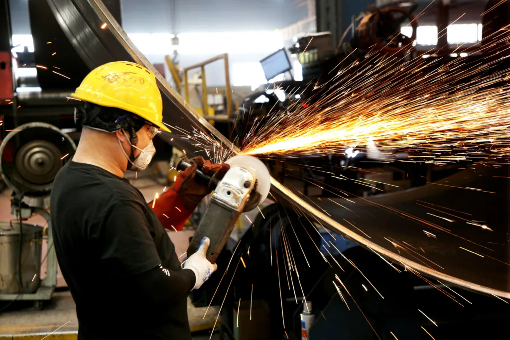 Um trabalhador na linha de produção da fábrica da Chongshan Wind Power Equipment (Lianyungang) Co., Ltd., na Zona de Desenvolvimento Econômico e Tecnológico de Lianyungang, província de Jiangsu, China. 16 de junho de 2026.