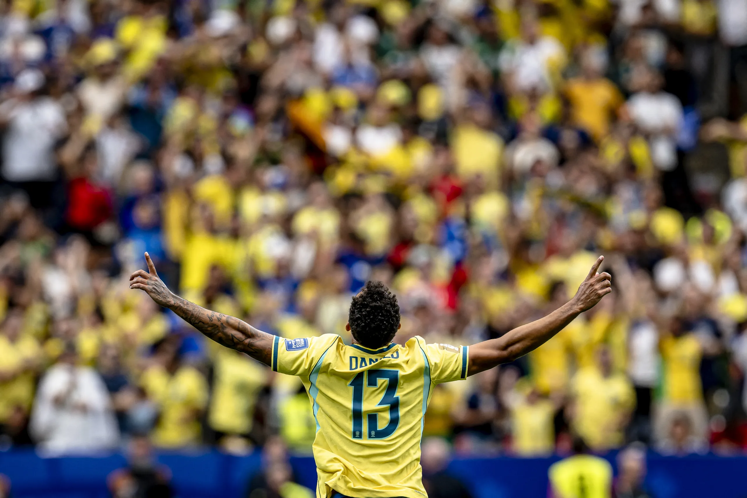 Danilo comemora resultado do jogo contra Japão, que classificou Brasil para oitavas