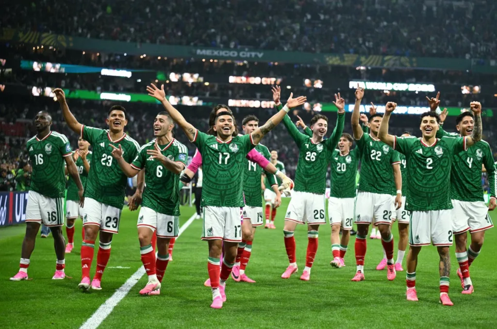Jogadores do México comemoram a vitória sobre o Equador e classificação às oitavas de final da Copa