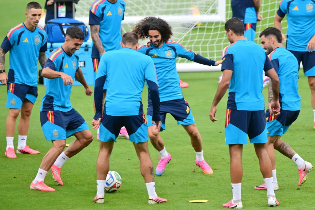 O meio-campista da Espanha #08 Fabian Ruiz e o defensor da Espanha #24 Marc Cucurella participam de uma sessão de treinamento MD-1 no Carson Sports Park, em Carson, no dia 1º de julho de 2026, na véspera da partida de futebol das oitavas de final da Copa do Mundo de 2026 entre Espanha e Áustria.