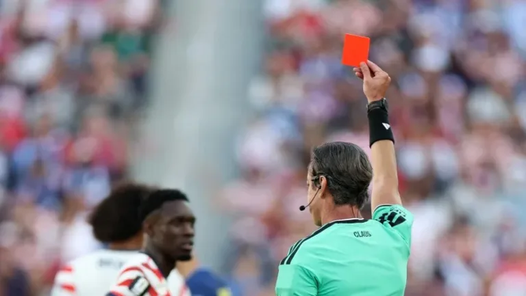 'Sem precedentes históricos': historiador critica submissão da Fifa a Trump após cartão anulado