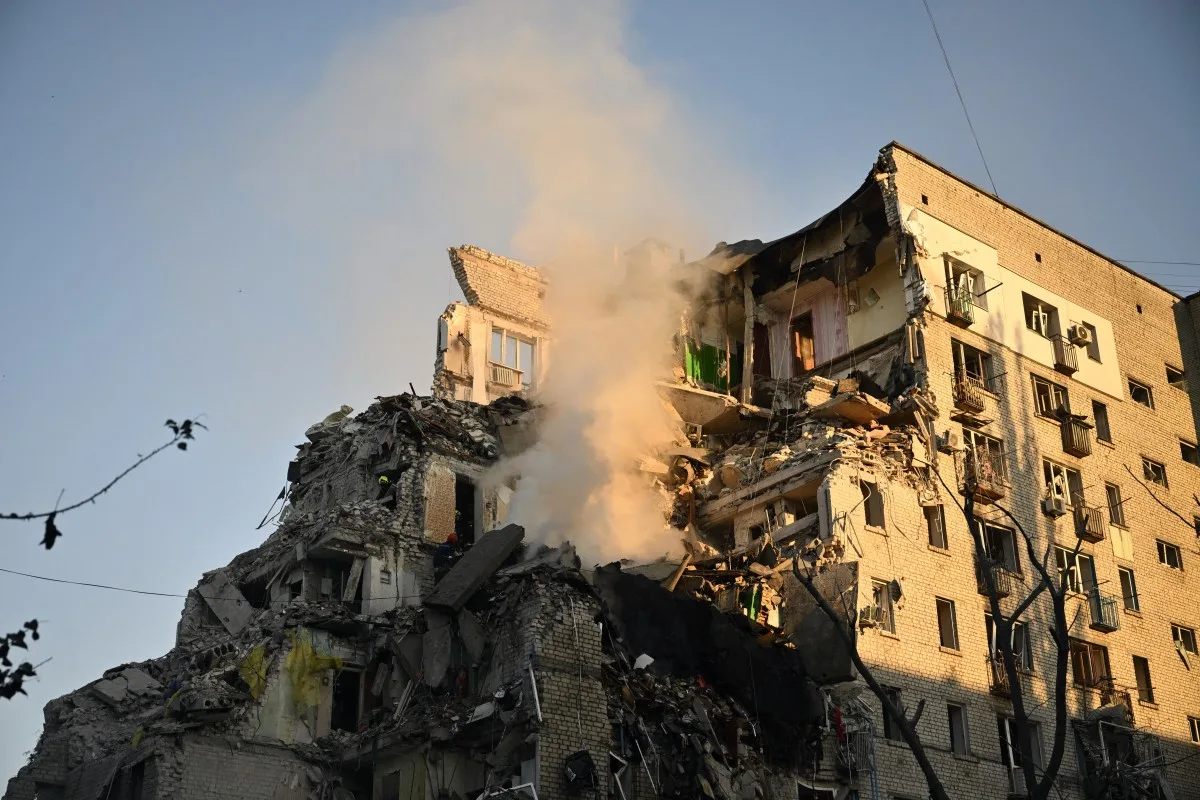 Prédio é atingido em bombardeio na capital da Ucrânia, Kiev, na madrugada de 2 de julho de 2026