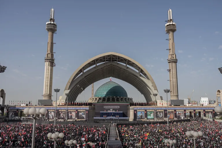 Multidões marcam segundo dia do velório do aiatolá Ali Khamenei em Teerã