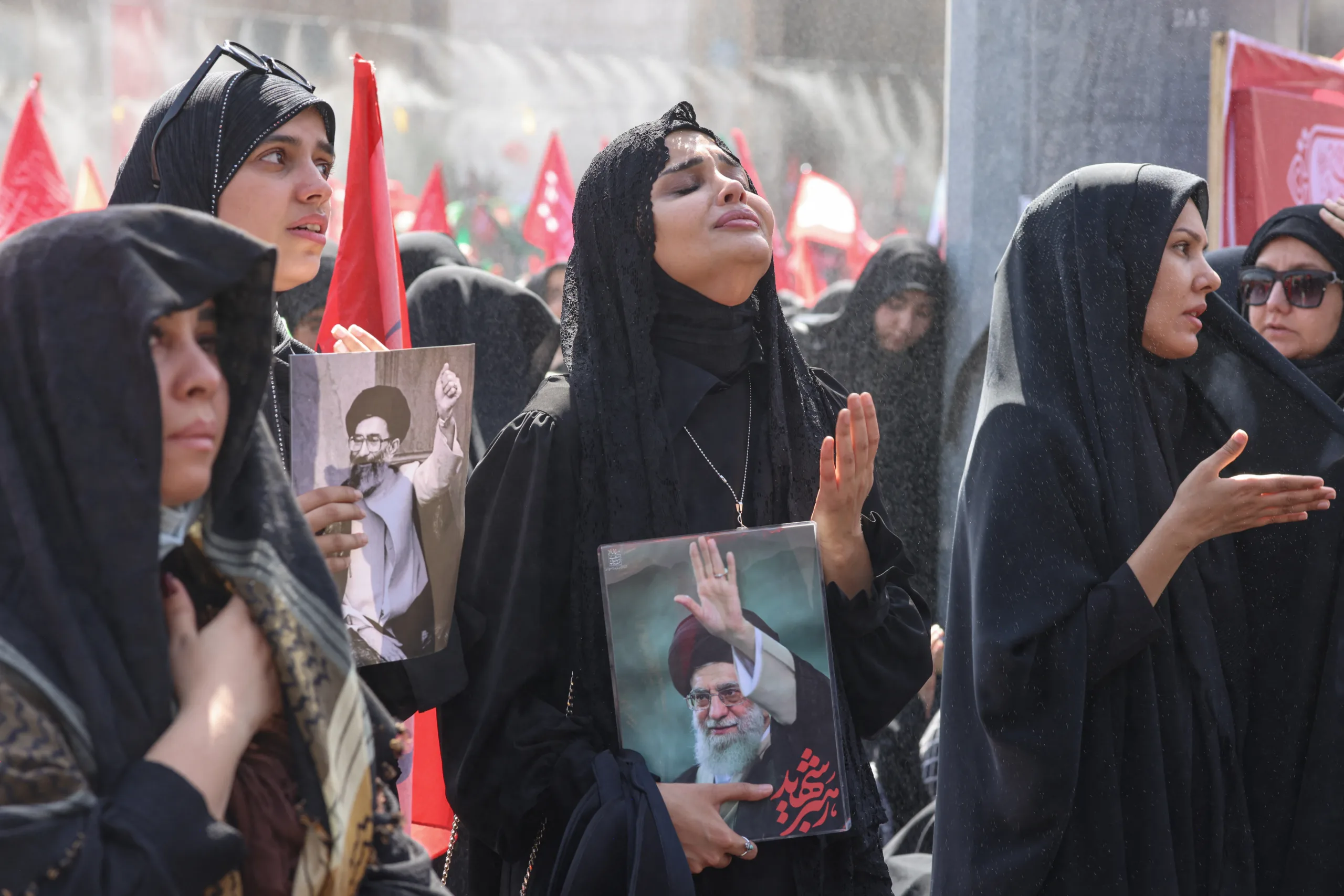 Multidão em velório de Ali Khamenei clama por ‘resistência e vingança’, diz secretário de Segurança do Irã