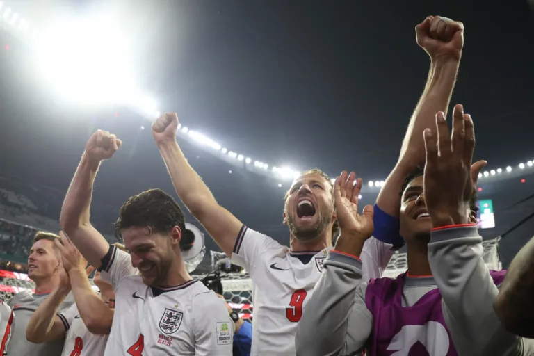 Com um a menos, Inglaterra derruba México no Azteca e segue na Copa