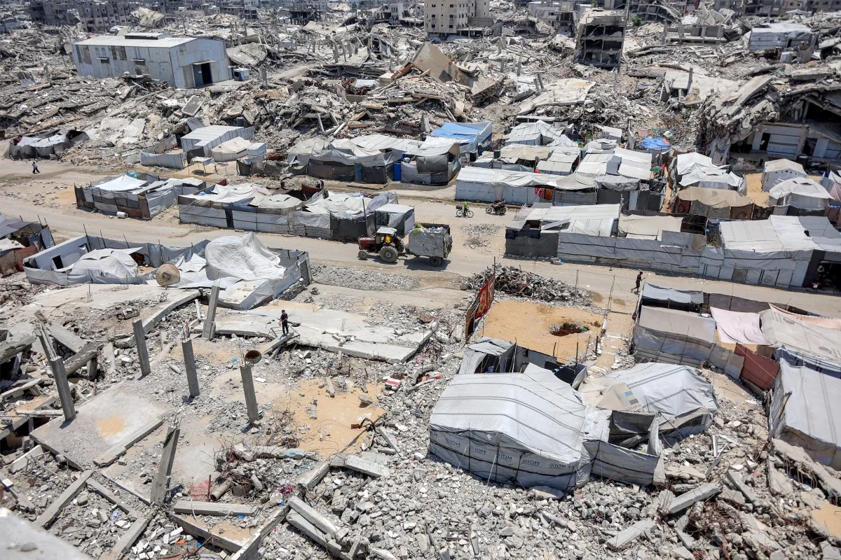 Tendas e abrigos são vistos ao lado dos escombros de edifícios desabados no bairro de Sheikh Radwan, na Cidade de Gaza, em 6 de julho de 2026