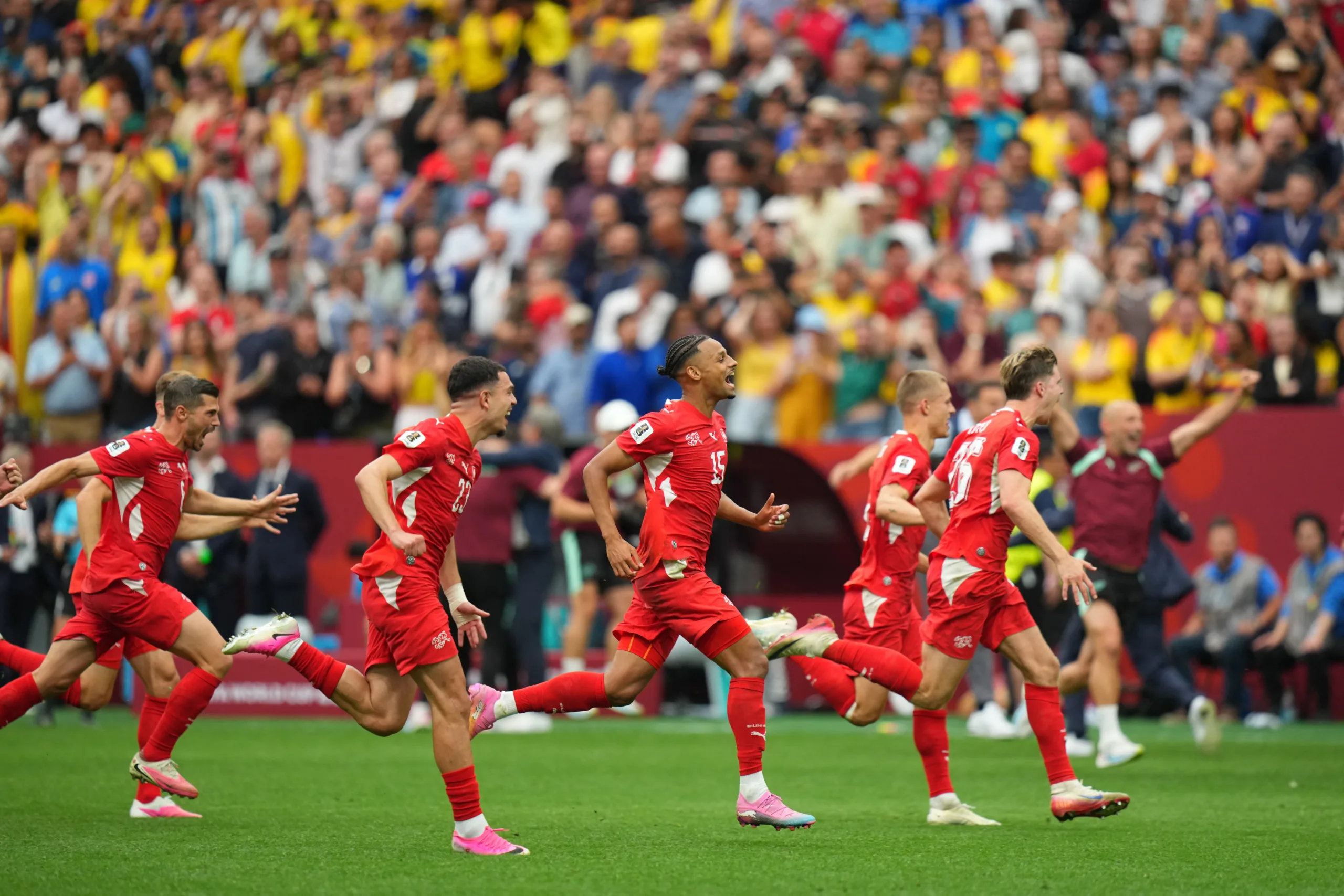Jogadores da Suíça comemoram após disputa de pênaltis na partida das oitavas de final da Copa do Mundo de 2026 contra Colômbia