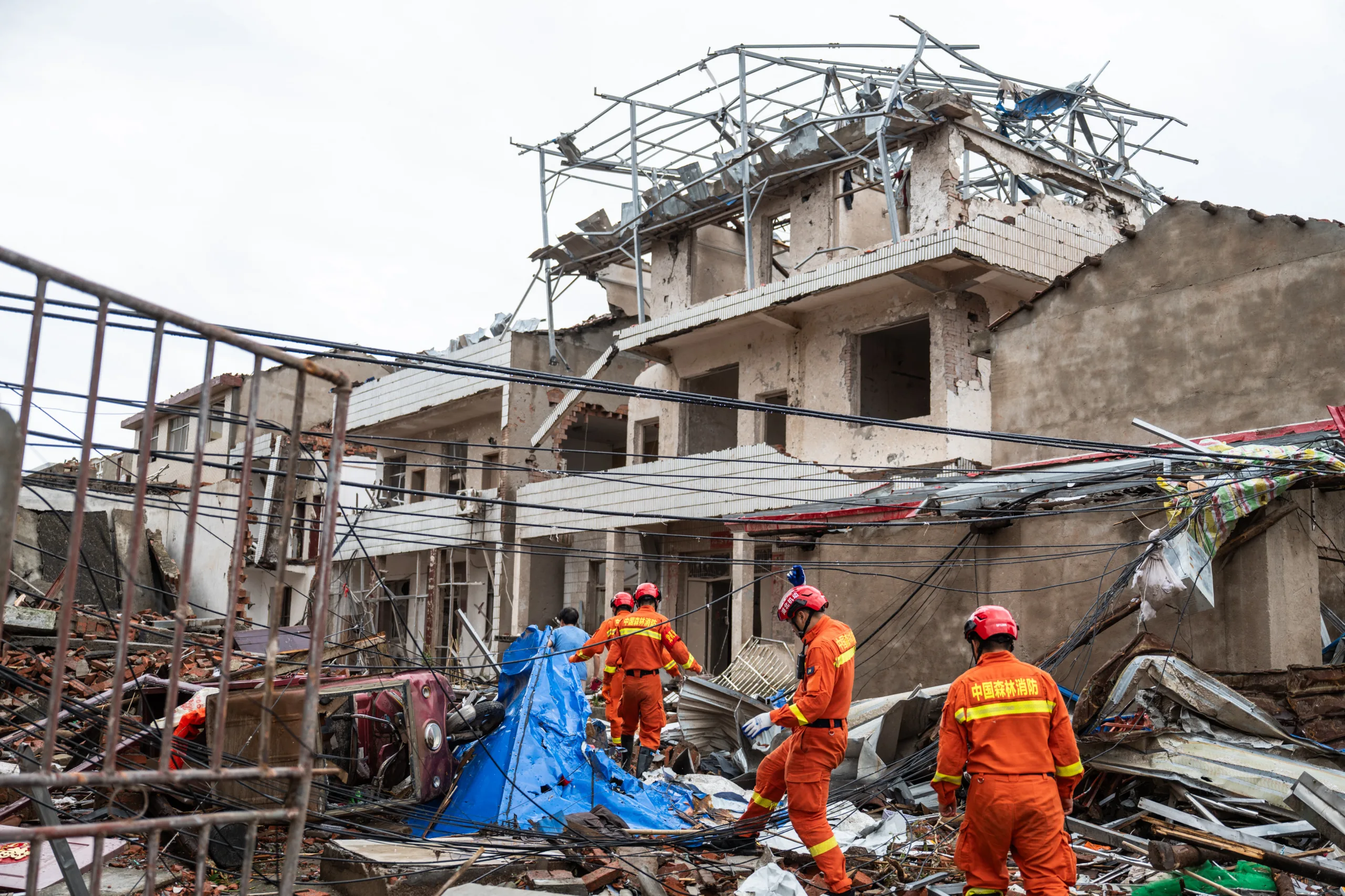 Equipes de resgate ajudam moradores a recuperar objetos de valor de suas residências atingidas por um tornado no distrito de Huangzhou, cidade de Huanggang, província de Hubei, na China. 7 de julho de 2026. Wu Zhizun / XINHUA / Xinhua via AFP
