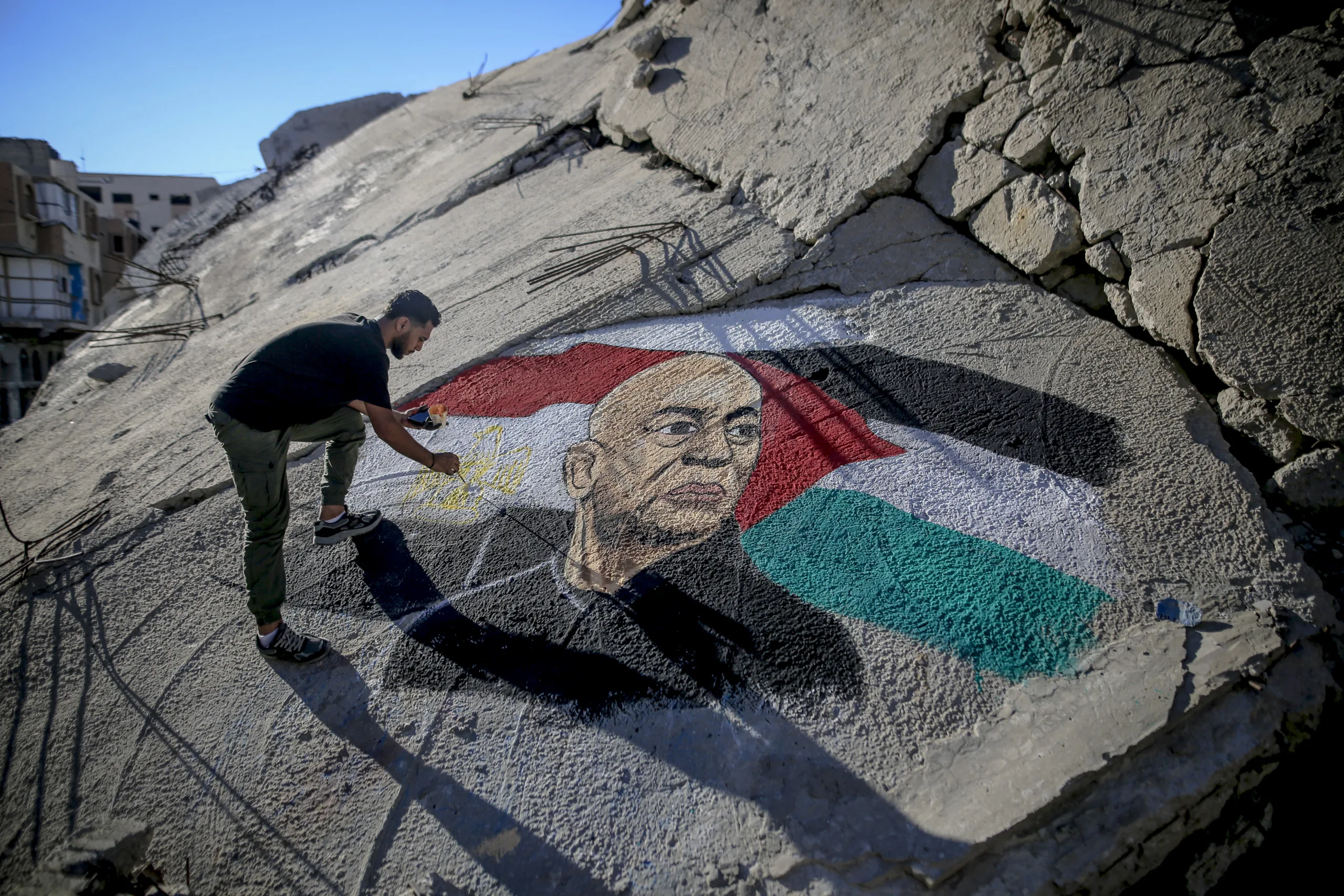 Artistas fazem retrato do técnico da seleção egípcia em Gaza. Hossan Hassan foi uma das figuras mais emblemáticas da competição ao se posicionar abertamente contra o genocídio palestino