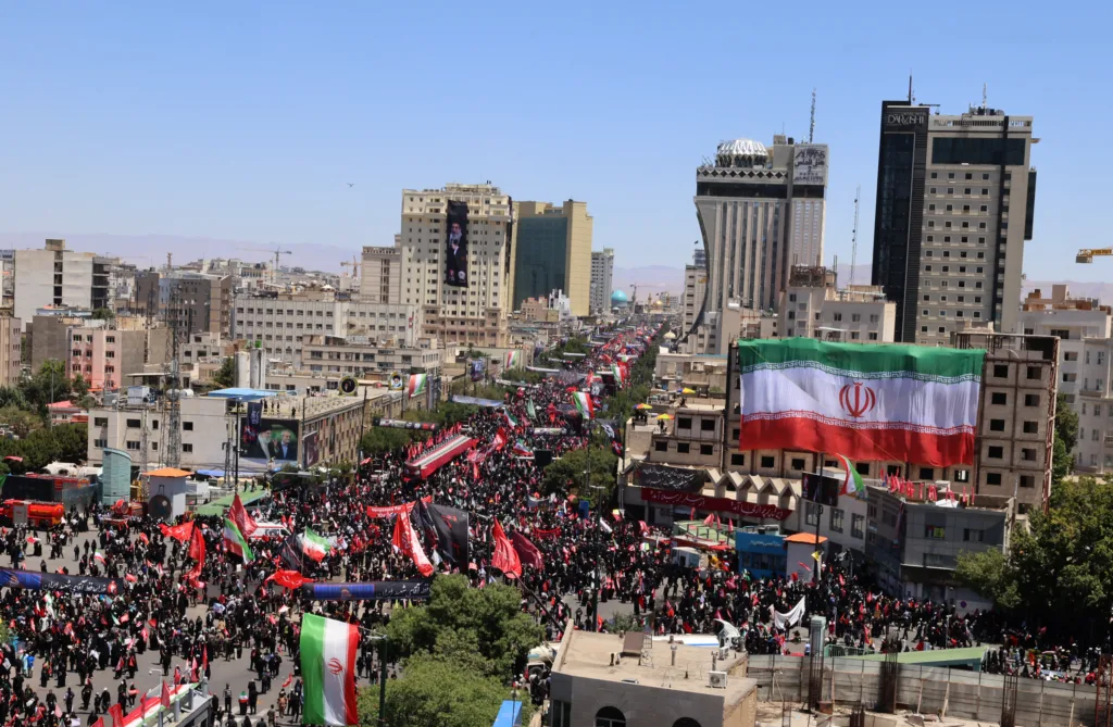 Enlutados se reúnem na rua antes do funeral do assassinado líder supremo do Irã, Ali Khamenei, e membros de sua família no Santuário de Imam Reza, o local de culto mais reverenciado do Irã, em Mashhad, em 9 de julho de 2026. Um avião transportando o caixão do falecido líder supremo iraniano Ali Khamenei pousou na cidade sagrada oriental de Mashhad em 9 de julho, antes de seu sepultamento, informou a mídia estatal.