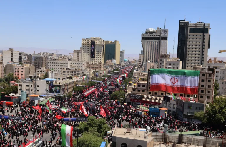 Enlutados se reúnem na rua antes do funeral do assassinado líder supremo do Irã, Ali Khamenei, e membros de sua família no Santuário de Imam Reza, o local de culto mais reverenciado do Irã, em Mashhad, em 9 de julho de 2026. Um avião transportando o caixão do falecido líder supremo iraniano Ali Khamenei pousou na cidade sagrada oriental de Mashhad em 9 de julho, antes de seu sepultamento, informou a mídia estatal.