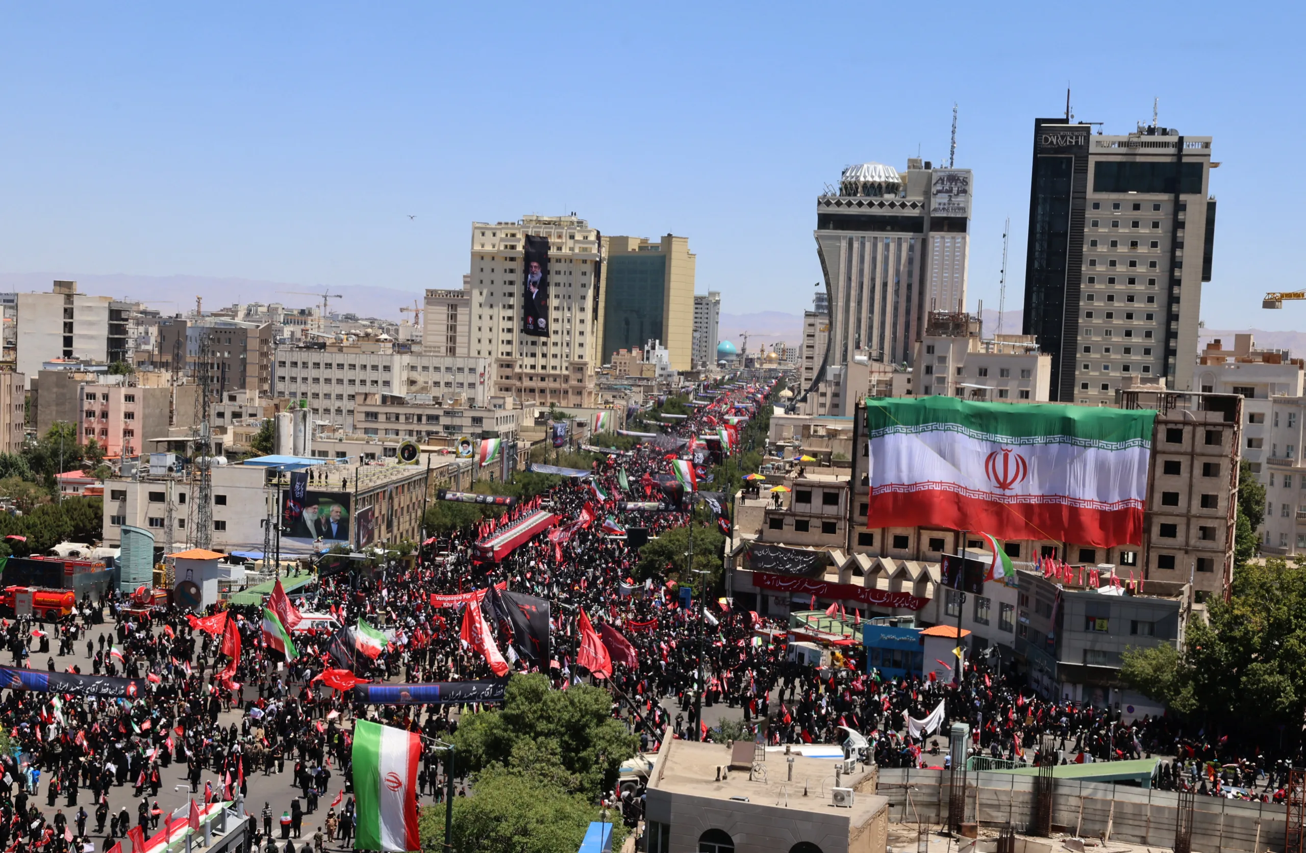 Enlutados se reúnem na rua antes do funeral do assassinado líder supremo do Irã, Ali Khamenei, e membros de sua família no Santuário de Imam Reza, o local de culto mais reverenciado do Irã, em Mashhad, em 9 de julho de 2026. Um avião transportando o caixão do falecido líder supremo iraniano Ali Khamenei pousou na cidade sagrada oriental de Mashhad em 9 de julho, antes de seu sepultamento, informou a mídia estatal.