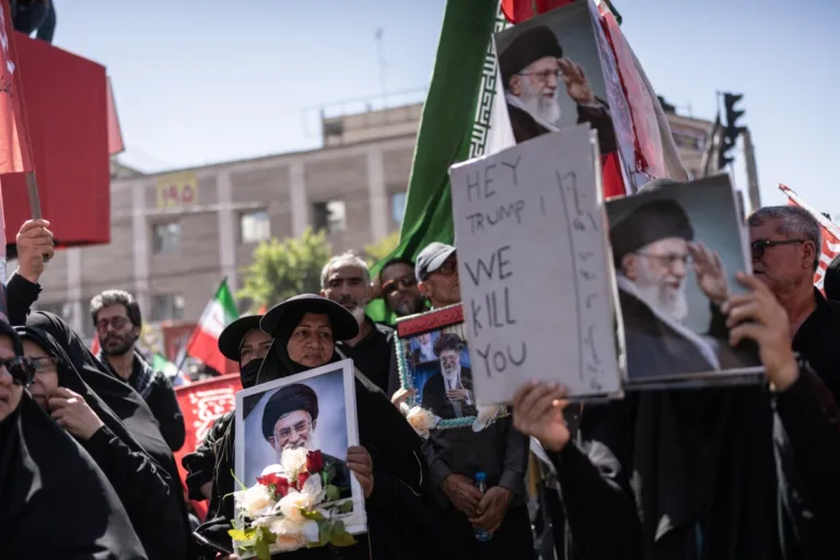 Líder supremo do Irã promete vingança por morte de Khamenei; Trump ameaça com mísseis