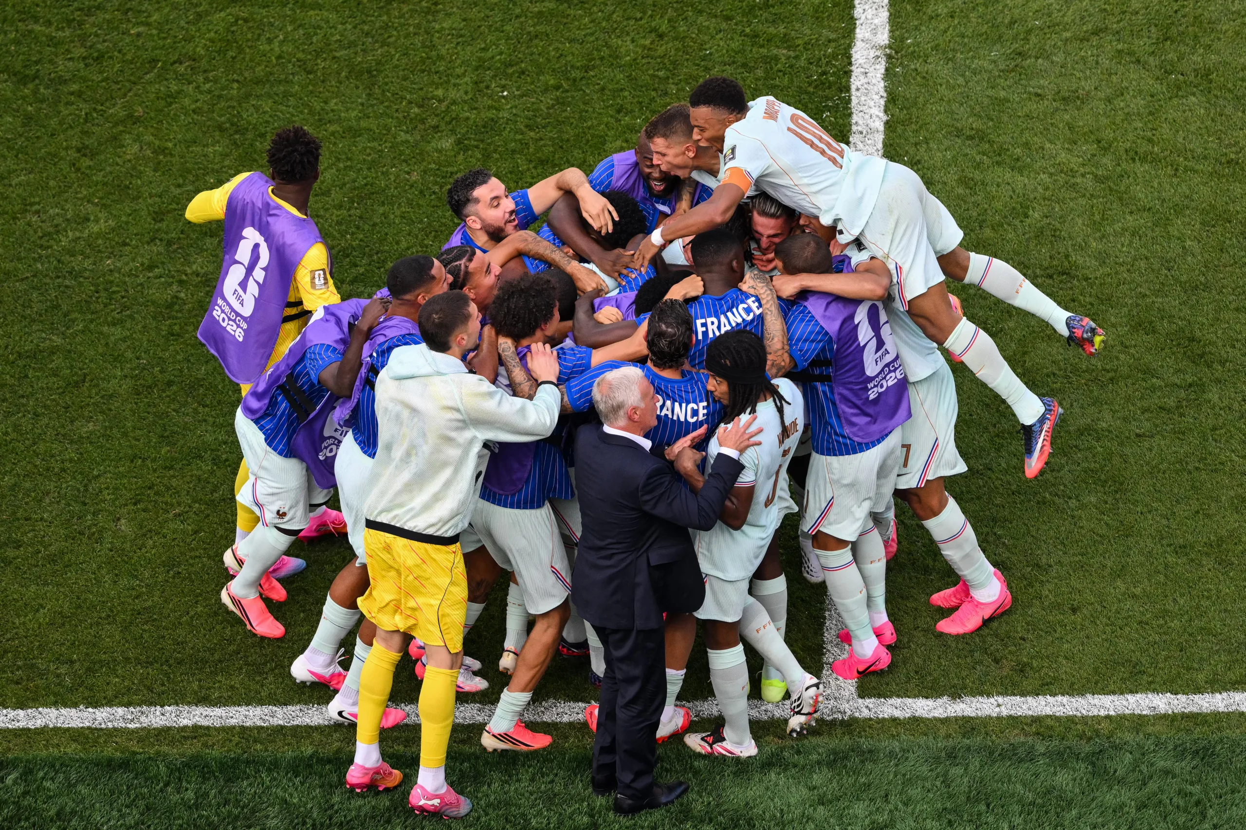 Jogadores da França celebram vitória por 2x0 contra o Marrocos, que garante vaga na semifinal da Copa do Mundo de Futebol Masculino de 2026
