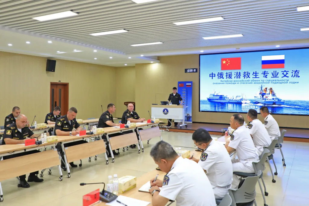 Militares chineses e russos que participam do exercício "Mar Conjunto-2026" participam de um seminário sobre resgate de submarinos, a bordo do destroier Kaifeng - 7 de julho de 2026.
