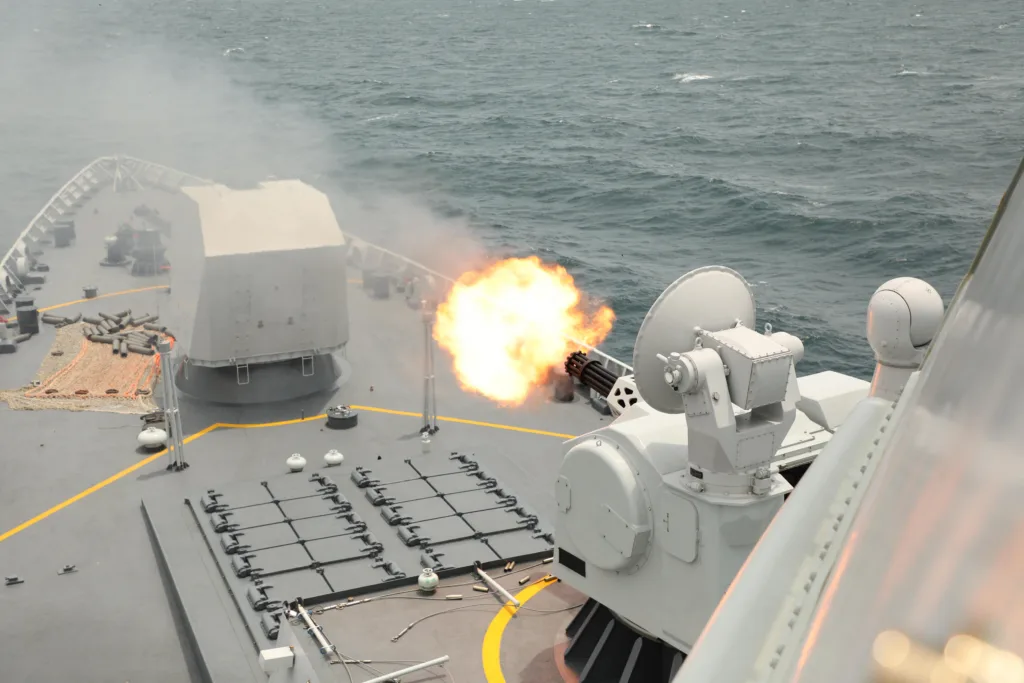 Destróier chinês de mísseis guiados Kaifeng dispara contra alvos aéreos durante a fase marítima do exercício "Mar Conjunto-2026"