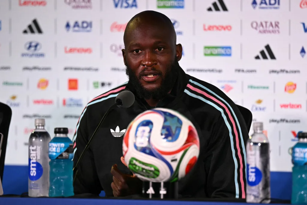 O atacante da Bélgica Romelu Lukaku concede uma entrevista coletiva no Los Angeles Stadium, em Los Angeles, em 9 de julho de 2026, na véspera da partida das quartas de final do torneio de futebol da Copa do Mundo de 2026 entre Espanha e Bélgica