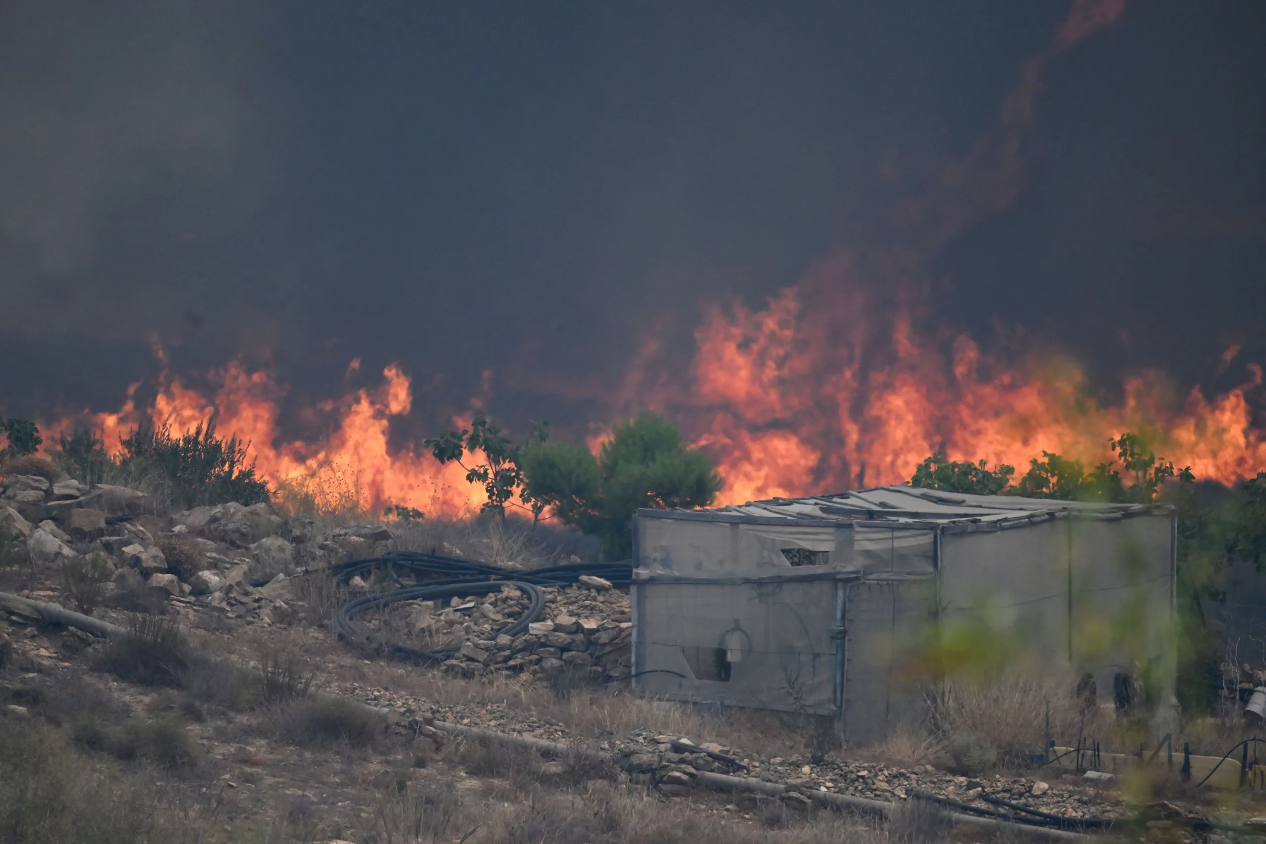 Chamas na área de um incêndio florestal que matou 11 pessoas na Espanha