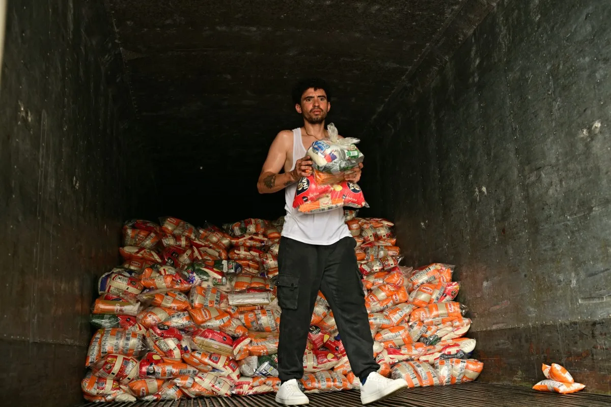 Caraballeda, Venezuela Foto porMARTIN BERNETTI / AFP Foto por MARTIN BERNETTI / AFP A man downloads non-perishable food from a truck in Caraballeda, state of La Guaira, Venezuela, on July 10, 2026, following the June 24 twin earthquakes. The death toll from the powerful double earthquake has risen to at least 3,889, whilst the number of injured remains at almost 17,000, and nearly 18,000 people were left homeless according to the last official reports.