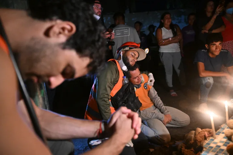 Voluntários, socorristas e moradores fazem uma vigília pelas vítimas dos terremotos em La Guaíra, região metropolitana de Caracas