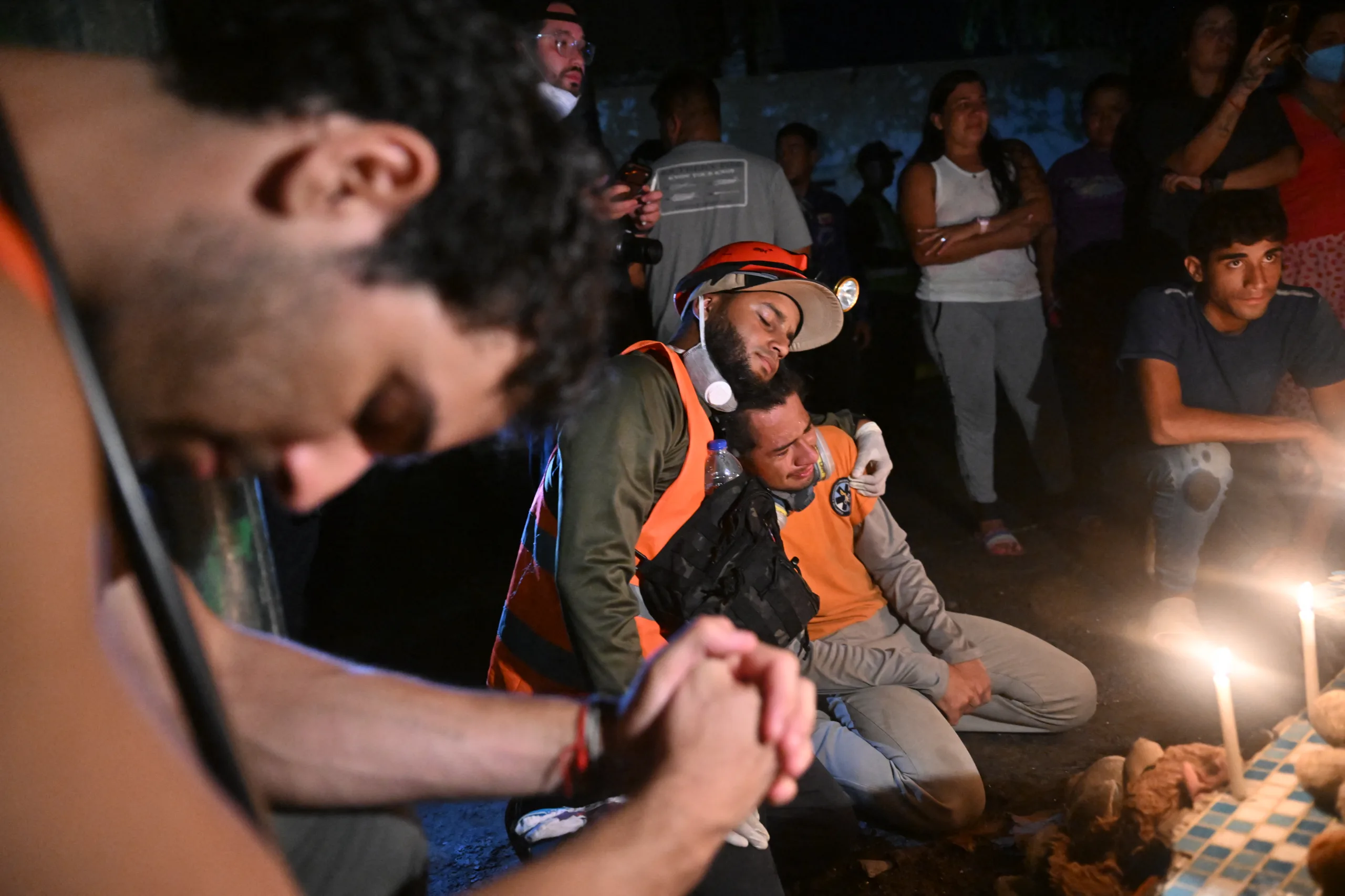 Voluntários, socorristas e moradores fazem uma vigília pelas vítimas dos terremotos em La Guaíra, região metropolitana de Caracas