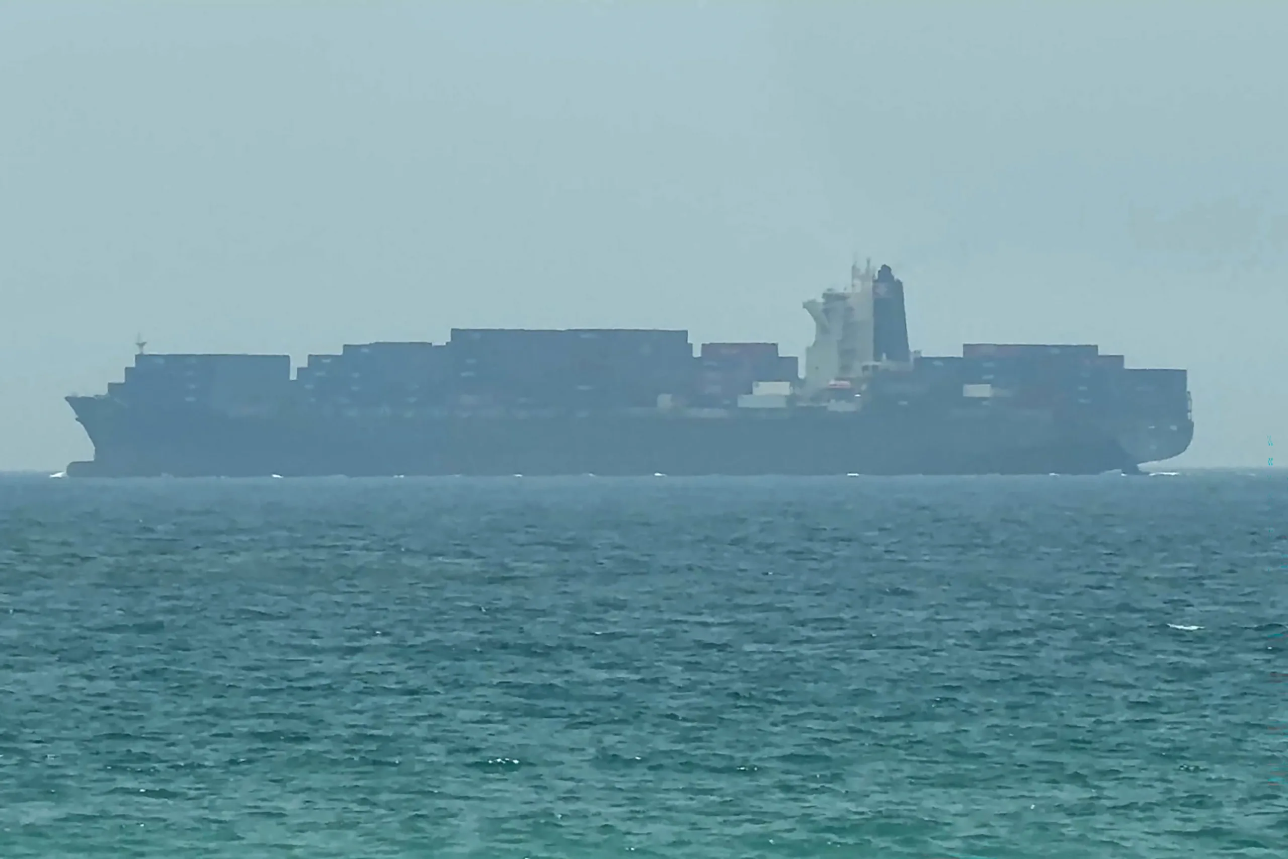 Navio cargueiro ancorado perto do Estreito de Ormuz, na costa leste dos Emirados Árabes Unidos, em Khor Fakkan