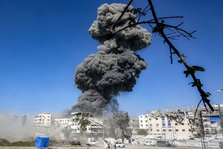 Bombardeio e ataque a tiros de Israel a Gaza registra pelo menos cinco mortos
