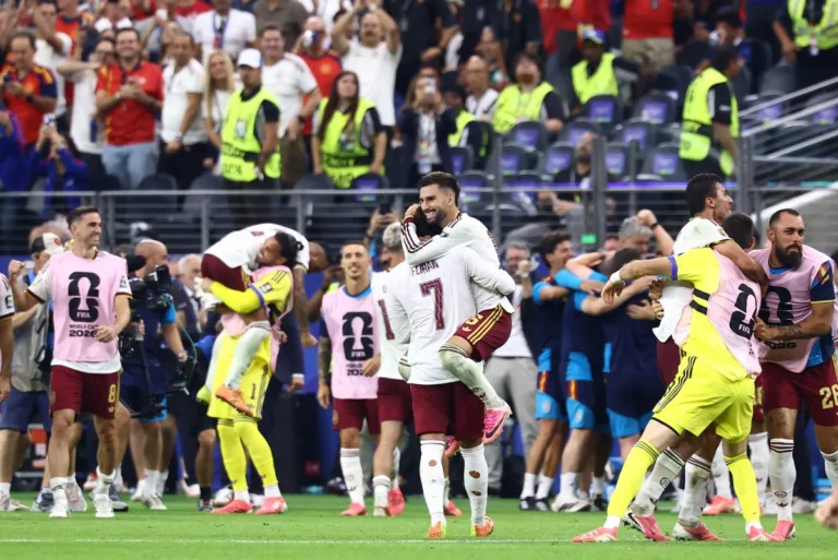 O atacante Ferran Torres e o meio-campista Alex Baena comemoram após vencerem a partida da semifinal da Copa do Mundo de 2026 entre França e Espanha.