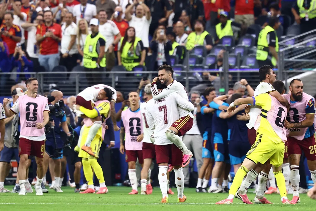 O atacante Ferran Torres e o meio-campista Alex Baena comemoram após vencerem a partida da semifinal da Copa do Mundo de 2026 entre França e Espanha.