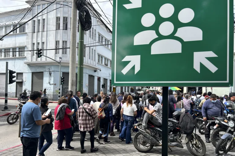 Pessoas se reúnem na Cidade da Guatemala após um terremoto de magnitude 7,3 atingir o sul do México e partes da América Central