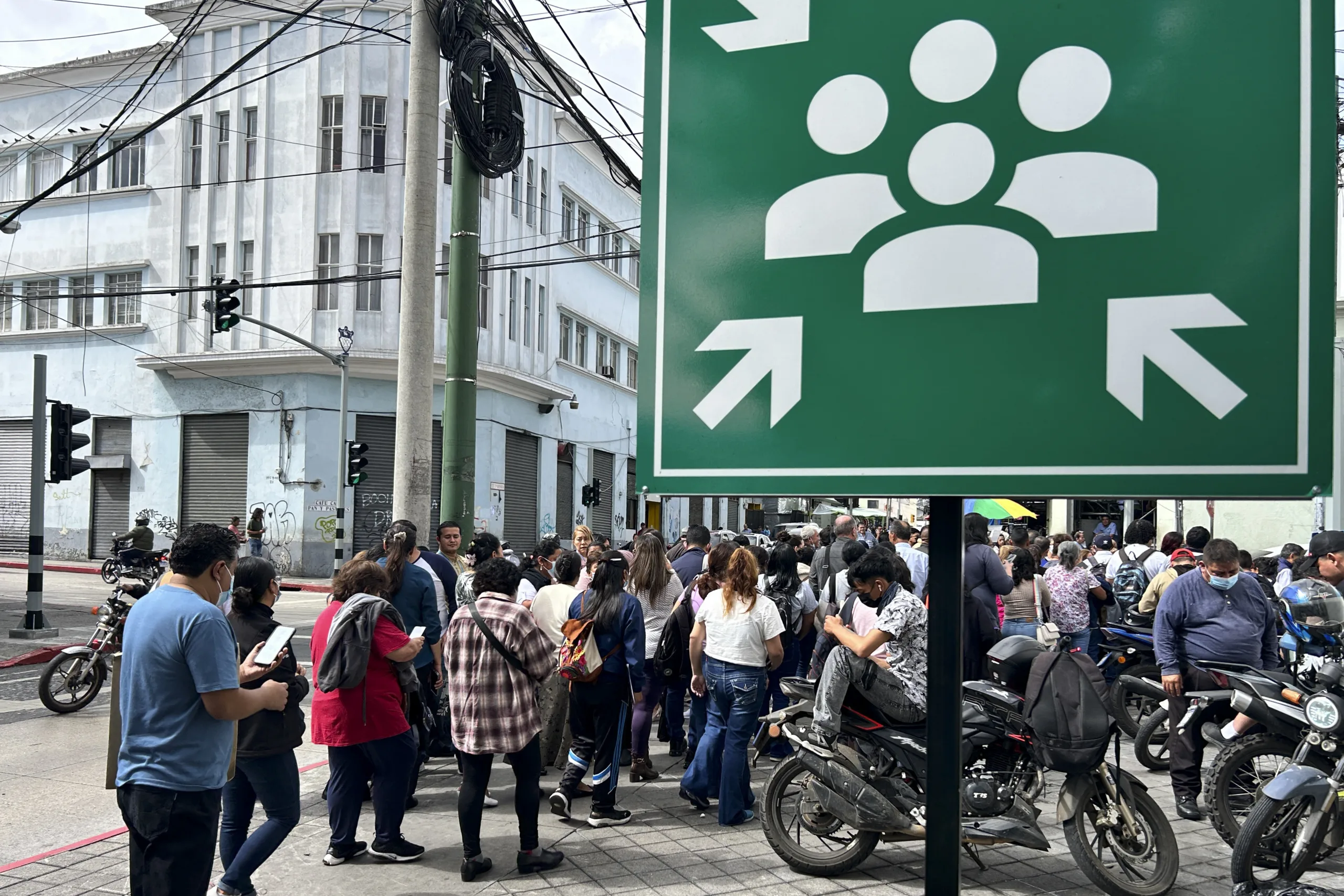 Terremoto de magnitude 7,3 atinge costa do México e aciona alerta de tsunami na América Latina
