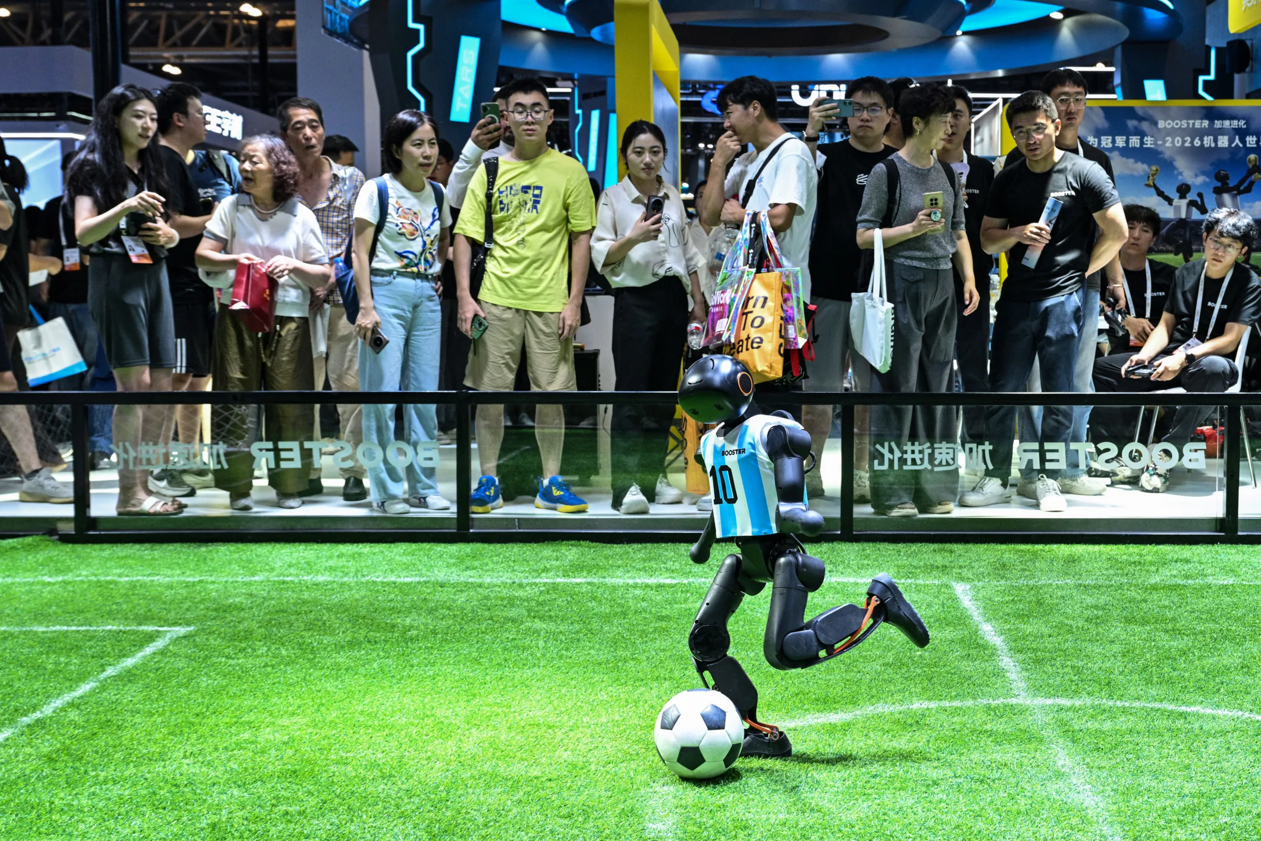 Robô humanoide da Booster Robotics com uma camisa da seleção argentina de futebol com o número 10 do Messi, durante a Conferência Mundial de Inteligência Artificial em Xangai, em 18 de julho de 2026.