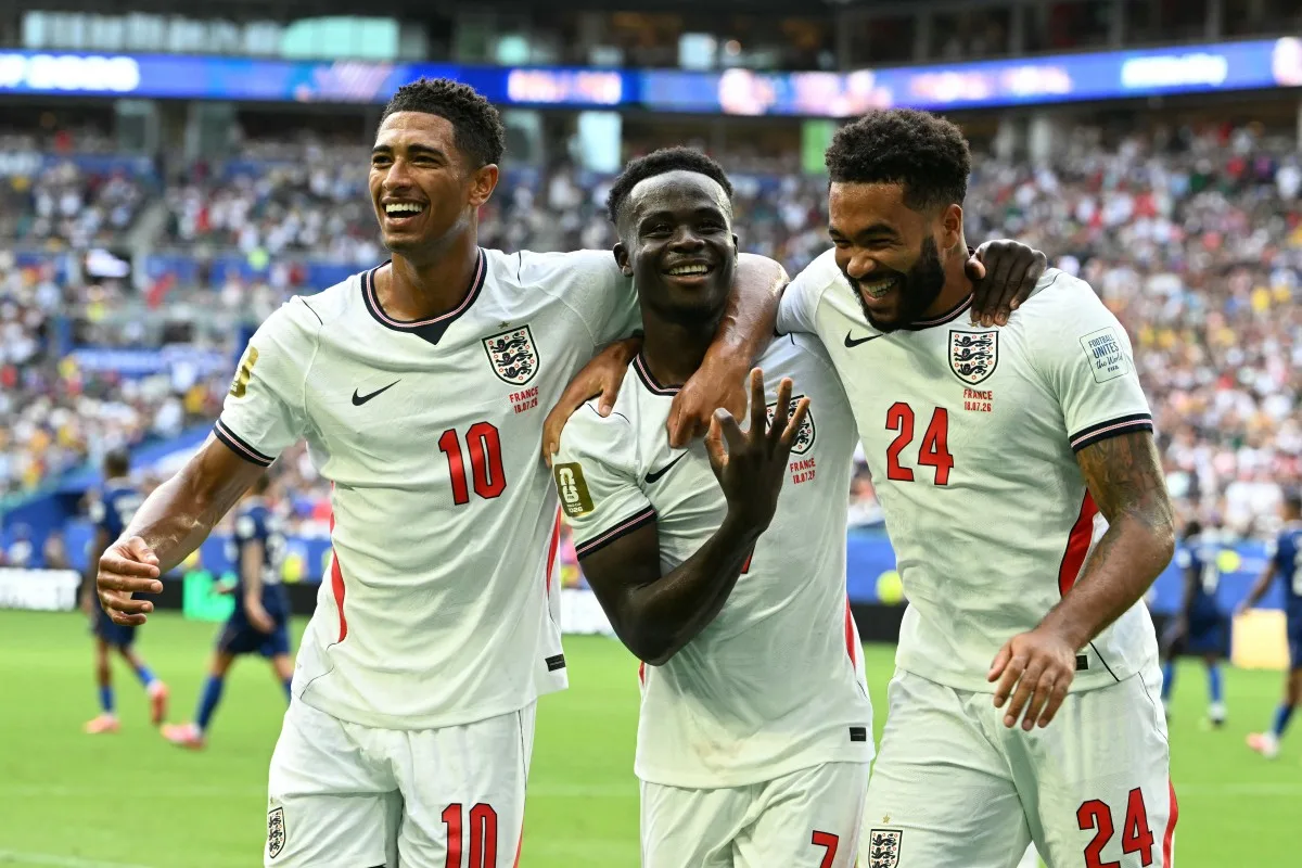 Craque Bukayo Saka (centro) marcou três gols na partida pelo terceiro lugar contra França