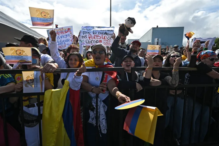 Dia da Independência da Colômbia é celebrado com manifestações populares e desfile militar