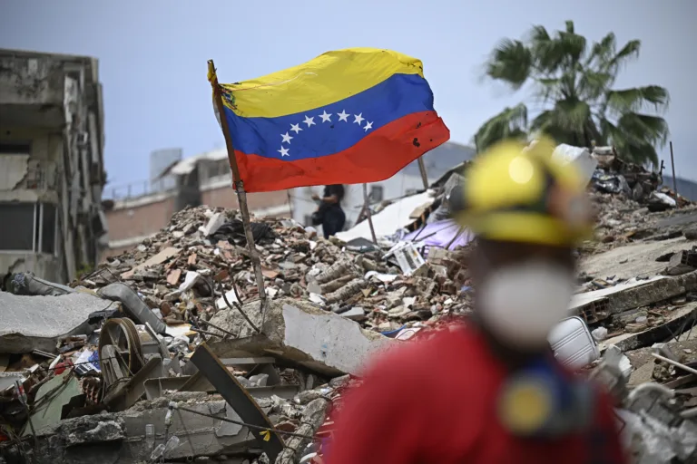 Mesmo com Maduro preso e sanções, venezuelanos reconstroem país um mês após o duplo terremoto