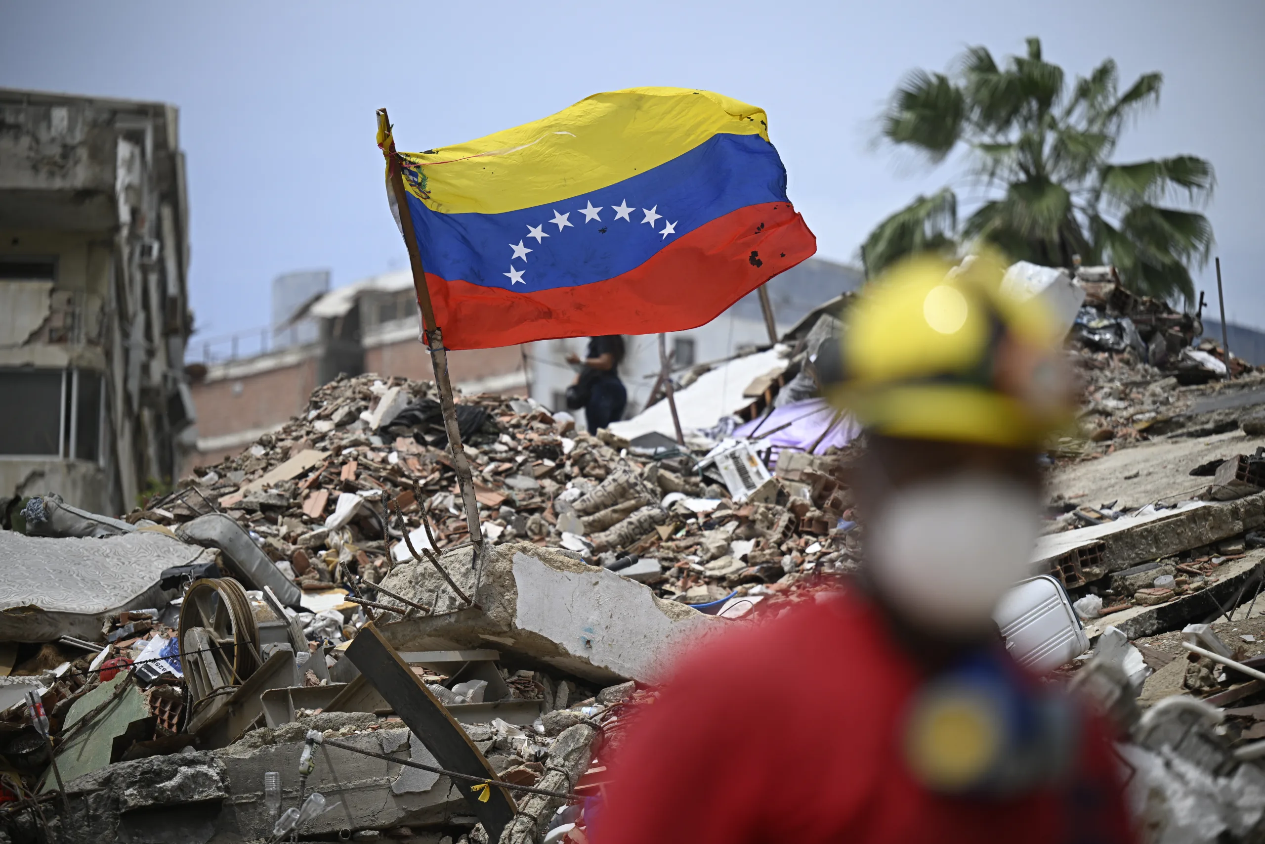Mesmo com Maduro preso e sanções dos EUA, venezuelanos reconstroem país um mês após o duplo terremoto
