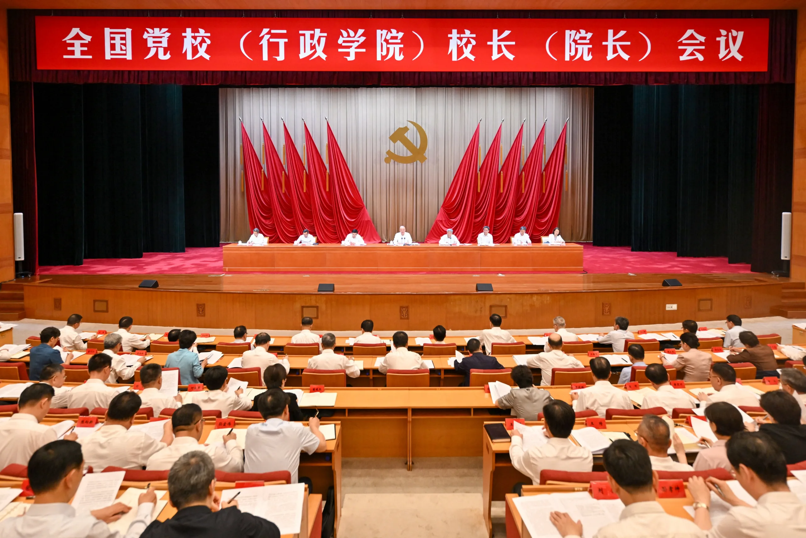 Cai Qi, membro do Comitê Permanente do Birô Político do Comitê Central do Partido Comunista da China (PCCh) e presidente da Escola do Partido do Comitê Central do PCCh (Academia Nacional de Governança), em reunião com chefes de escolas do Partido de todo o país em Pequim, capital da China, em 22 de julho de 2026. Yue Yuewei / Xinhua via AFP