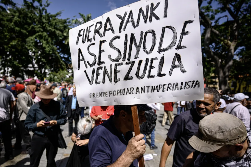 Manifestante em Caracas segura placa com os dizeres “Fora yankees (como se referem aos Estados Unidos) assassinos da Venezuela”, assinado pela Frente Popular Antimperialista.