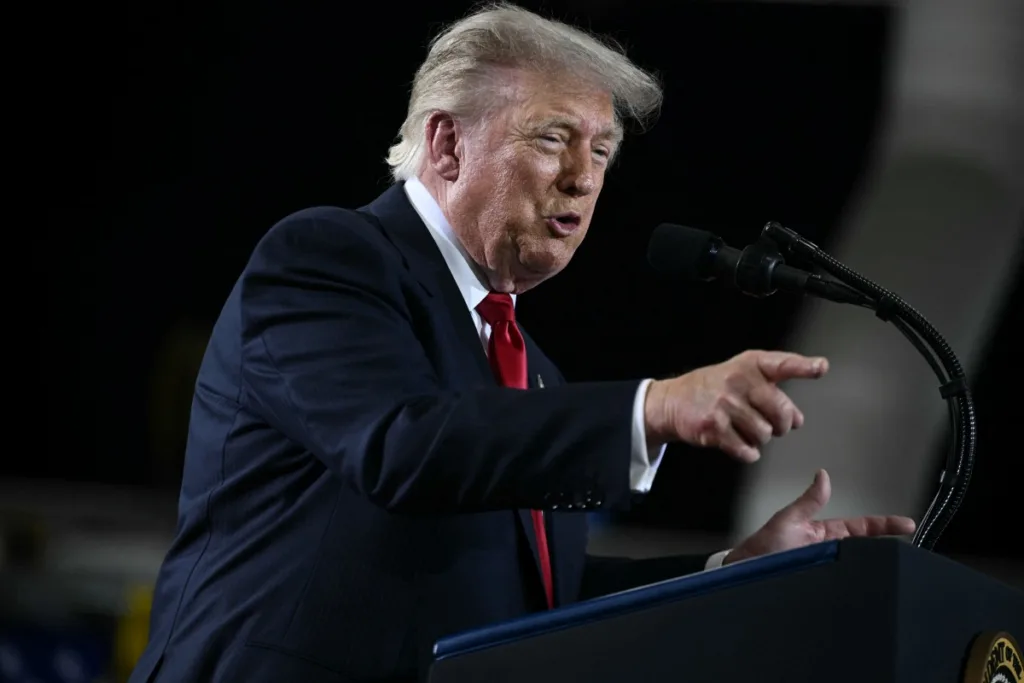 Presidente Donald Trump em visita à fábrica da GM, em Michigan.