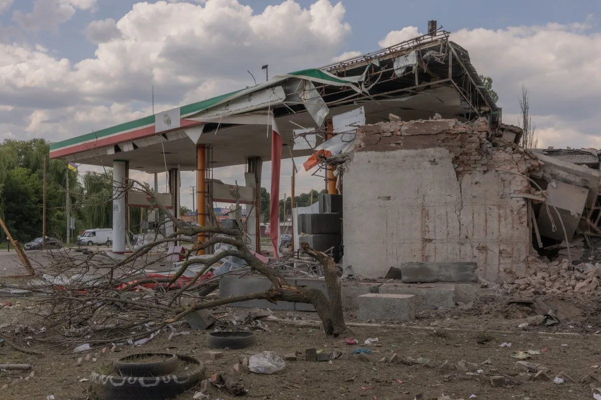 Posto de gasolina destruído num ataque aéreo na cidade de Izium, na região de Kharkiv, em julho de 2026