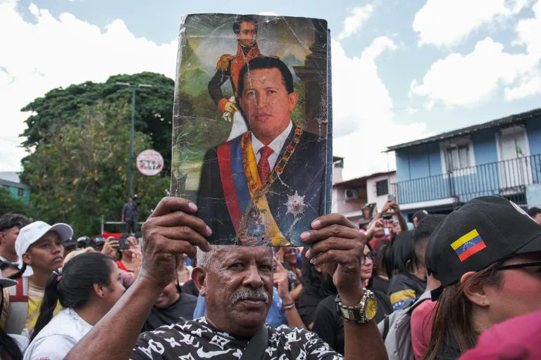 Nas ruas, legado de Chávez segue como referência para lidar com nova intervenção na Venezuela