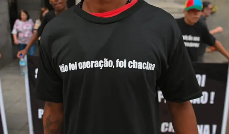Manifestante exibe camiseta com frase contrária às operações na Baixada Santista