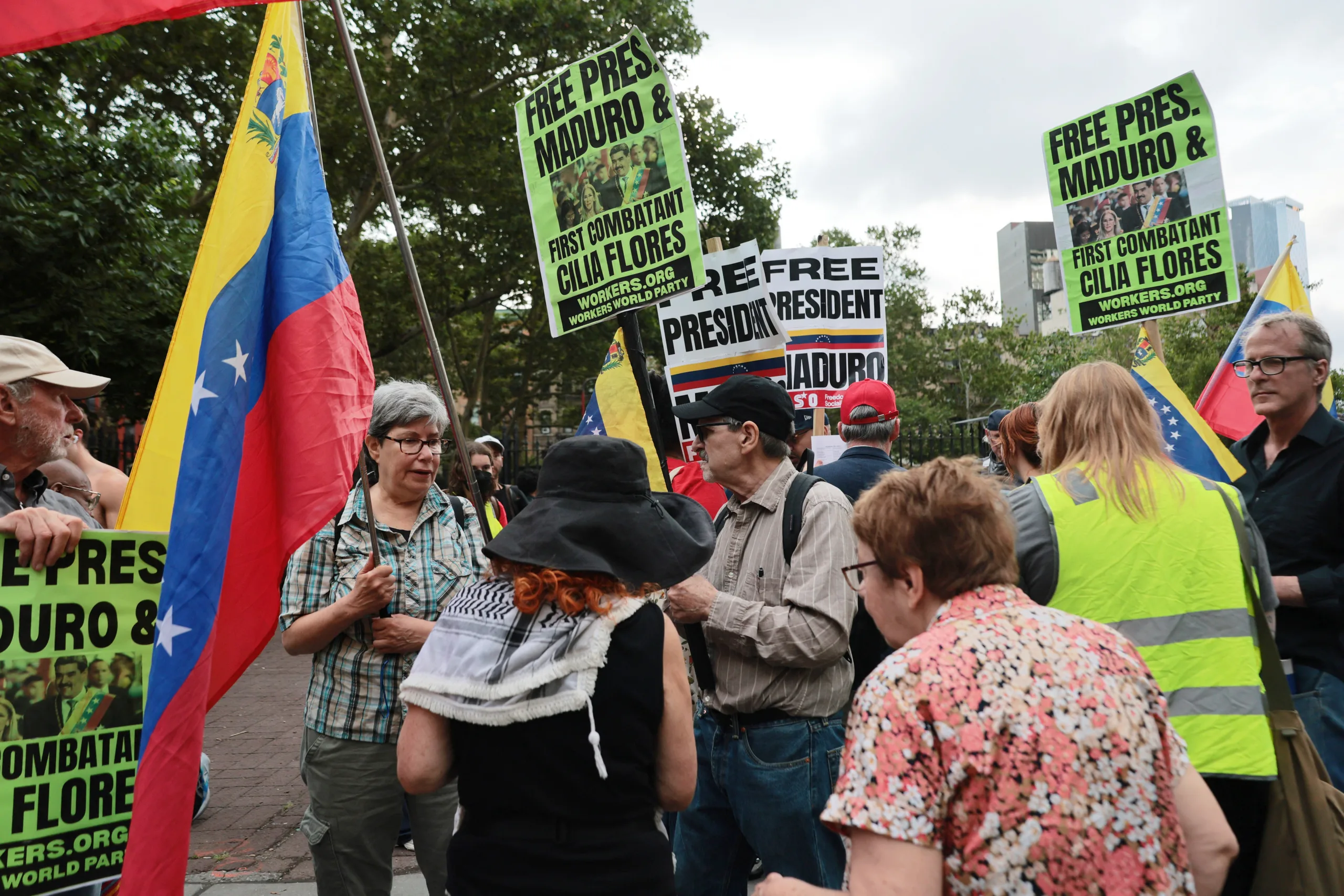 Apoiadores de Nicolás Maduro se reúnem no entorno de tribunal de Nova York.