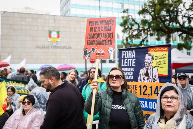 Servidores da educação pública gaúcha cobram reajuste salarial