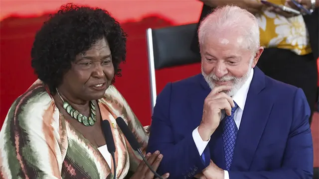 O presidente Luiz Inácio Lula da Silva, acompanhado da deputada Benedita da Silva, participa da celebração do Dia da Consciência Negra